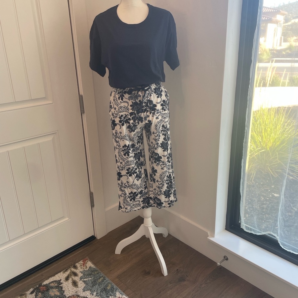Beautiful 2 pc. Coordinated Pajama Set. 100% Cotton. Crop Pant.
